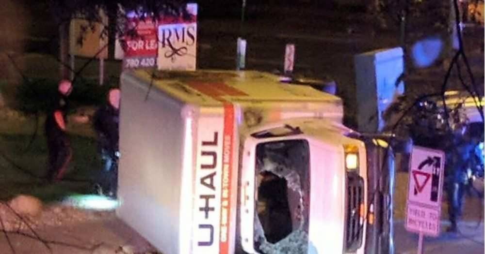 Мужчина на грузовике протаранил полицейский автомобиль в Канаде - life.ru - Канада - Эдмонтон - Новости