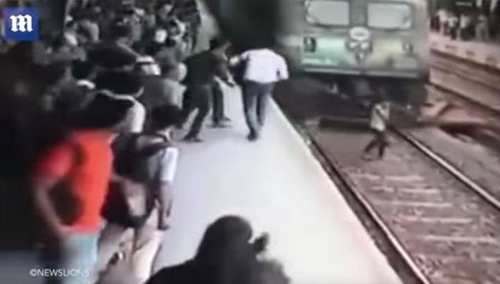 В Индии зазевавшаяся девушка выжила после того, как ее переехал поезд. Видео - vesti.ru - Индия - Мумбаи