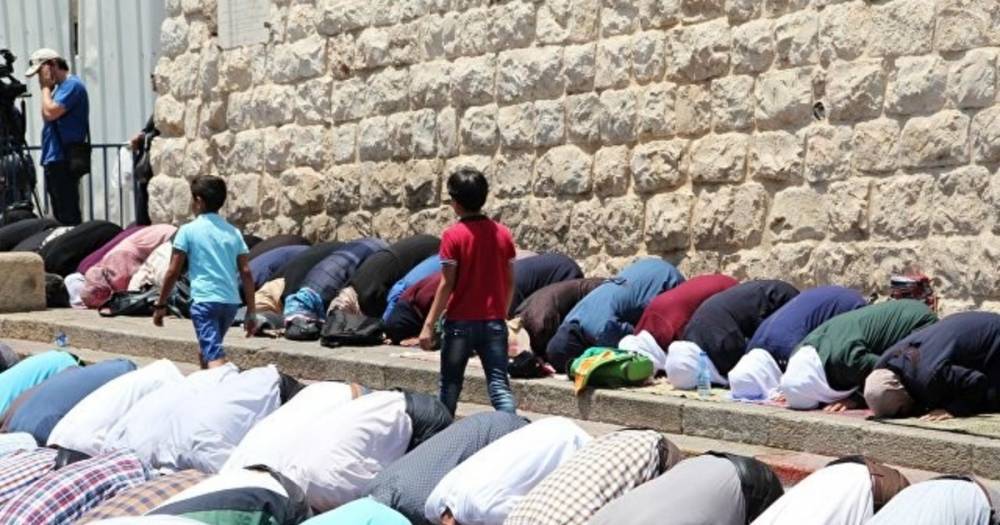 Мусульманам до 50 лет запретили появляться на пятничной молитве в Иерусалиме - life.ru - Израиль - Тель-Авив - Иерусалим - Новости - Иерусалим