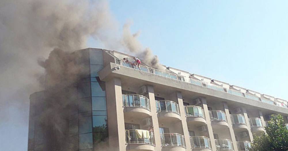 В турецком Кемере из горящего отеля эвакуировано 400 человек - life.ru - Турция - провинция Анталья - Новости