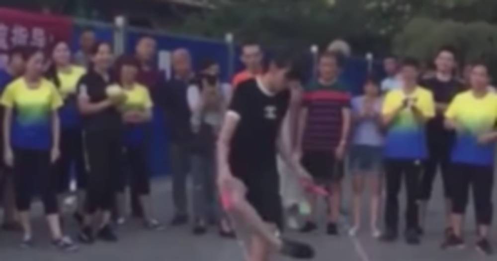 Китаянка научилась жонглировать ногами - life.ru - Китай - провинция Шаньси - Новости