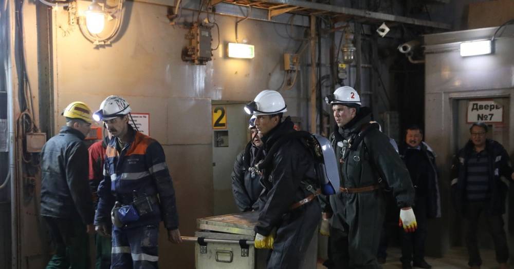 В "Алросе" удвоят зарплату сотрудникам за поиск горняков на руднике "Мир" - life.ru - респ. Саха - Новости