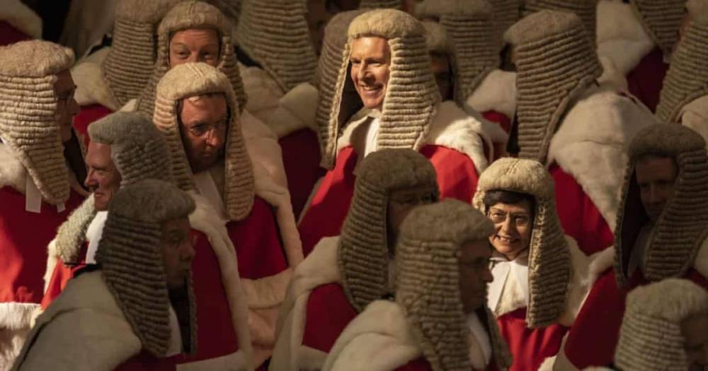 Британцы в гневе: судьям повысили зарплату на £60 тыс., чтобы поддержать их моральный дух - theuk.one