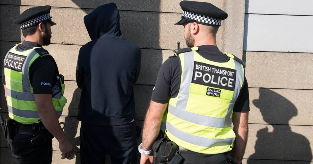Останавливают и обыскивают: чернокожие в девять раз чаще подвергаются нападению британской полиции - theuk.one - Англия