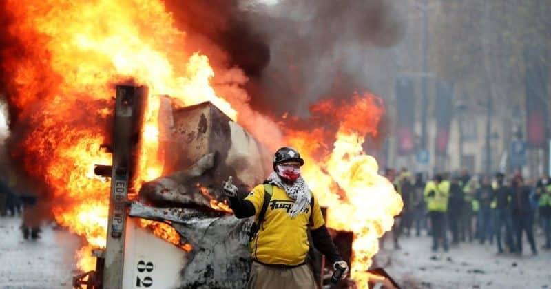 Париж горит! Тысячи протестующих развели огромные костры на Елисейских полях - theuk.one - Франция