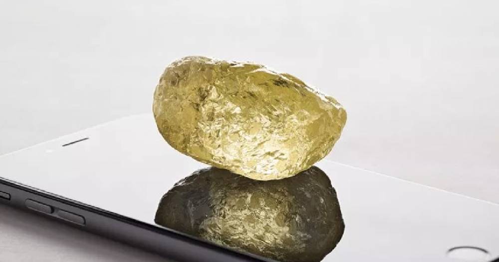 Пять сотен карат. Алмаз размером с куриное яйцо нашли в Канаде - life.ru - Канада - Новости