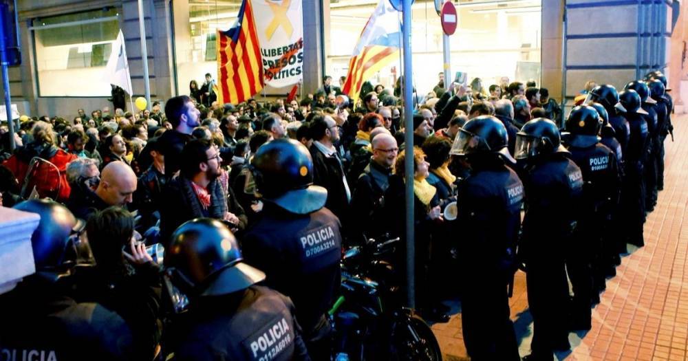 король Филипп VI (Vi) - На акции протеста против визита короля Испании в Барселону пострадало 19 человек - life.ru - Испания - Новости - Каталония