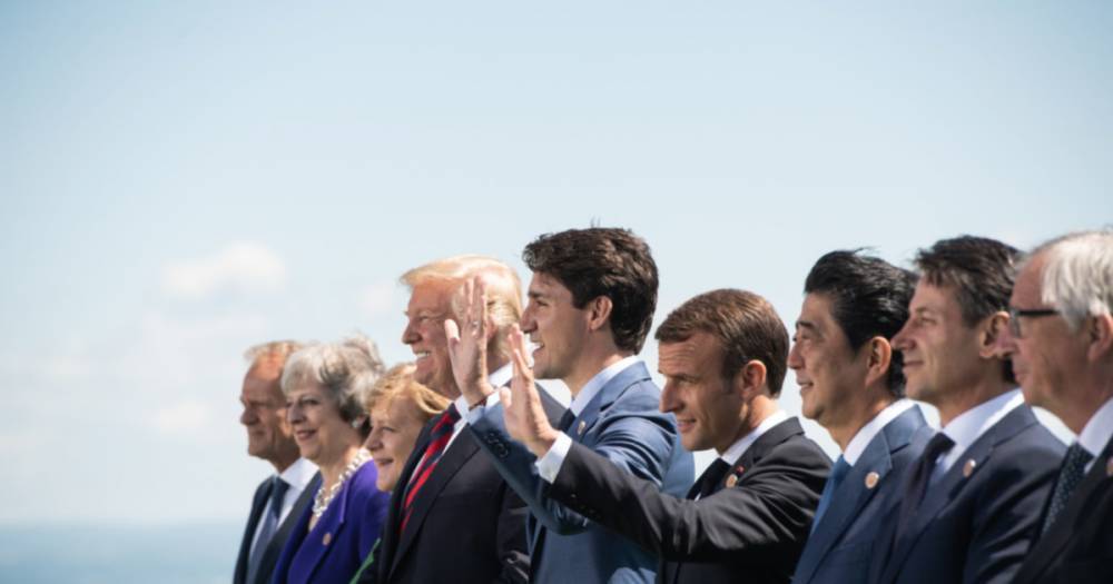 Дональд Трамп - Синдзо Абэ - Эмманюэль Макрон - Жан Юнкер - "Все террористы — в Париже". СМИ узнали, как Трамп "разнёс" лидеров на G7 - life.ru - США - Франция - Япония - Париж - Иран - Канада - Брюссель - Новости