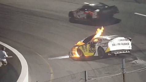 Папа спешит на помощь! Отец гонщика NASCAR вытащил сына из загоревшейся машины - life.ru - США - Новости