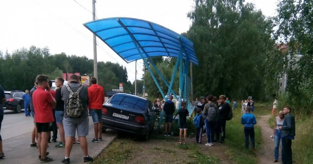 В Ижевске BMW влетел в остановку, есть пострадавшие - life.ru - Ижевск - Удмуртия - Новости