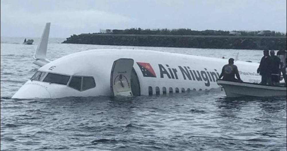 Пассажирский Boeing совершил экстренную посадку на воду в Микронезии - life.ru - Папуа Новая Гвинея - Микронезия - Новости