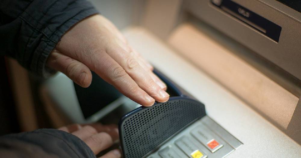 СМИ: Некоторые банкоматы перестали принимать купюры в 5000 рублей - life.ru - Россия - США - Новости