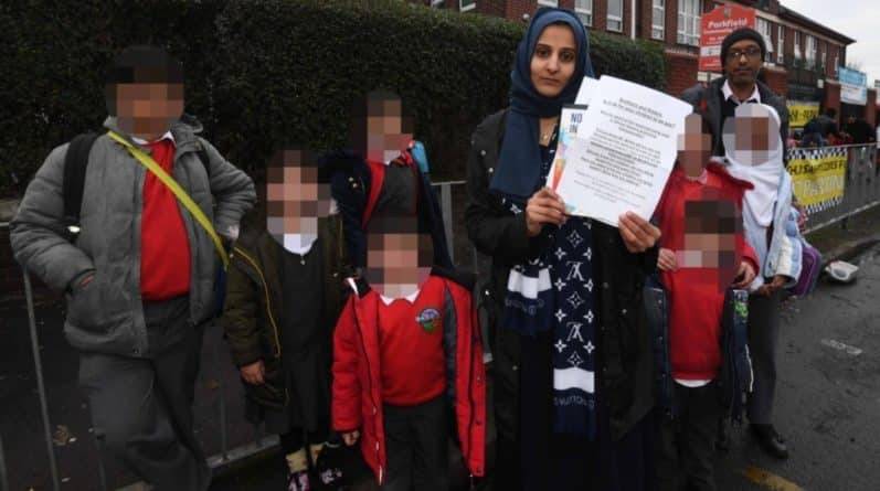 Родители-мусульмане забирают детей из школы, где "продвигают ЛГБТ-движение" - theuk.one - Великобритания