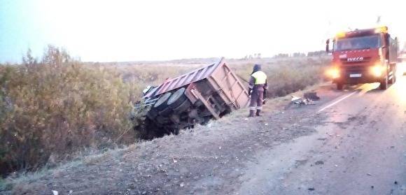 В Тюменской области погиб водитель легковушки, врезавшейся в грузовик - znak.com
