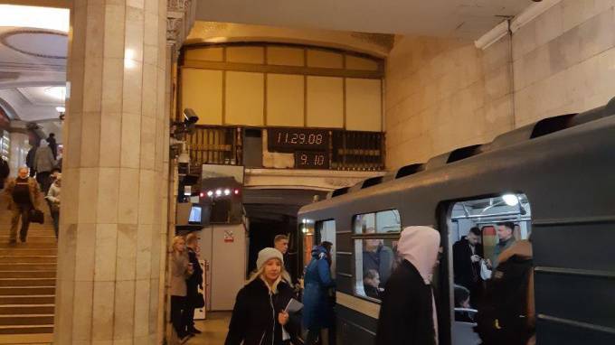 Петербуржцы сообщили о задержке поездов на красной ветке метро - piter.tv
