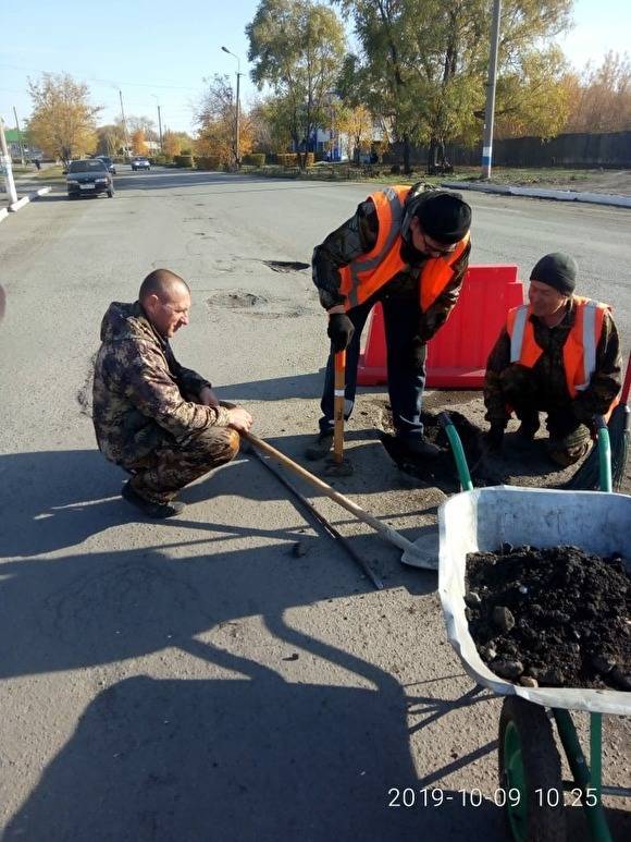 В одном из районов Зауралья чиновники начали ремонтировать дороги собственными силами - znak.com - Курганская обл. - район Половинский