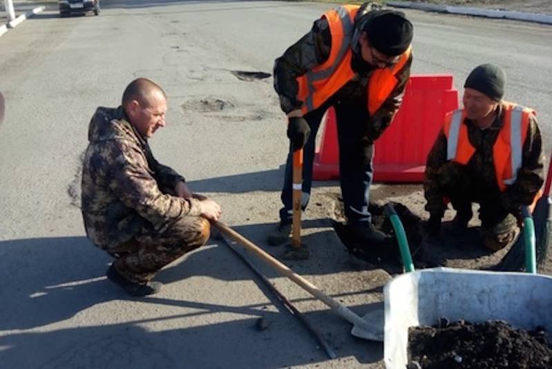 Курганские чиновники сами отремонтировали дороги после того, как не нашли рабочих - bloknot.ru - Курганская обл. - район Половинский