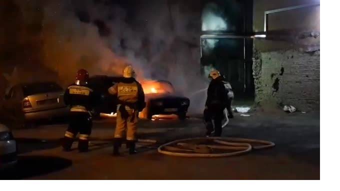 На Херсонской улице сгорели ВАЗ и "Фольксваген" - piter.tv - Санкт-Петербург - район Центральный, Санкт-Петербург