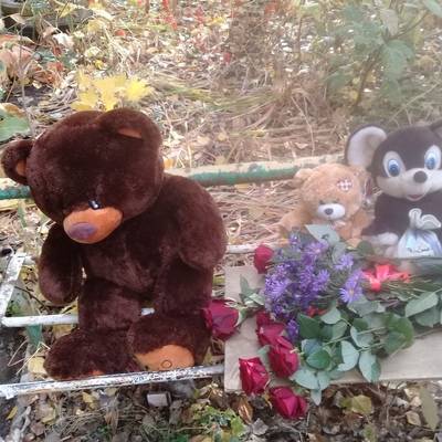 Элизабет Киселева - Жители Саратова несут игрушки и цветы к месту убийства девочки - radiomayak.ru