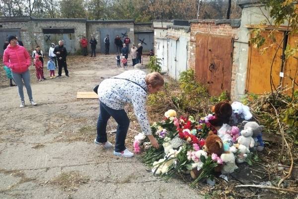 Элизабет Киселева - Жители Саратова несут игрушки и цветы к месту убийства девочки - govoritmoskva.ru