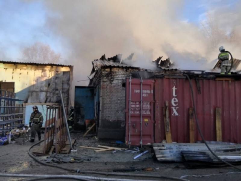 В Новосибирске загорелся склад рядом с заводом химконцентратов - news.ru