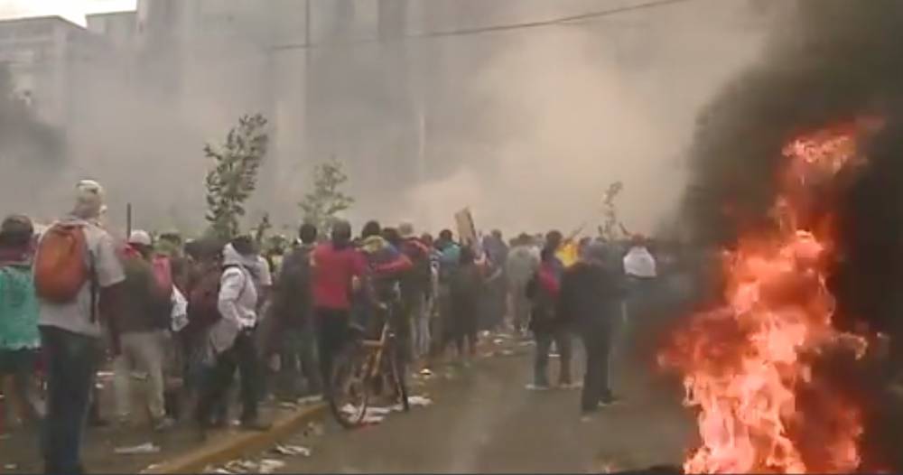 Морено Ленин - Видео: протестующие в Эквадоре подожгли здание правительства - ren.tv - Эквадор - Кито