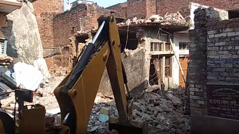 Рухнувшее здание похоронило под обломками 10 жителей Индии - ren.tv - India - штат Уттар-Прадеш