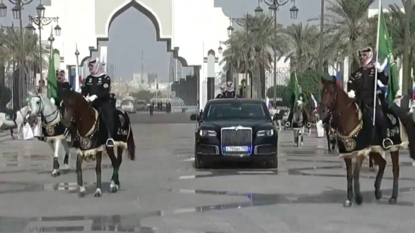 Владимир Путин - Азиз Аль-Сауд - Путин прибывает в королевский дворец Саудовской Аравии для переговоров - russian.rt.com - Россия - Саудовская Аравия