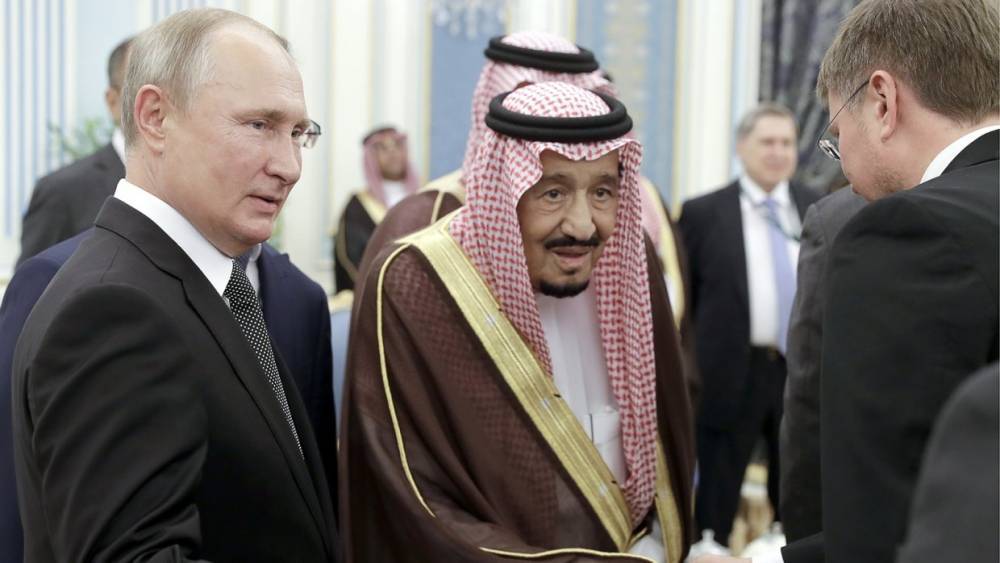Владимир Путин - Азиз Аль-Сауд - Путина во дворце короля Саудовской Аравии встретили под фанфары - riafan.ru - Россия - Саудовская Аравия - Эр-Рияд