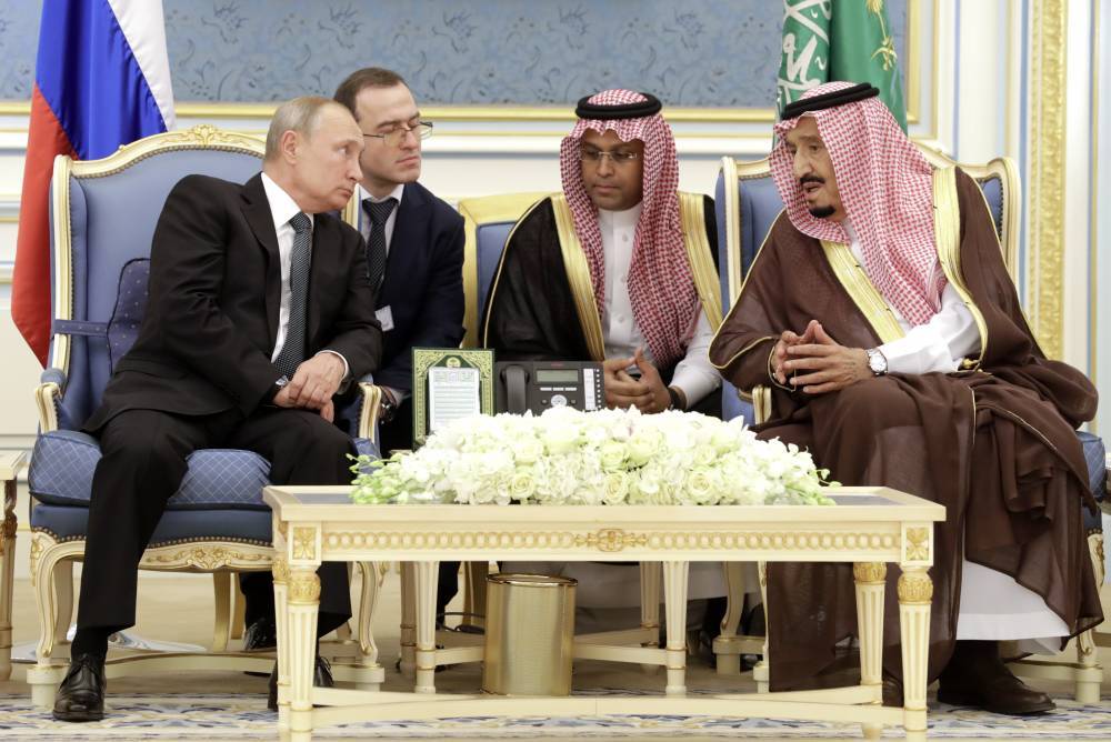 Владимир Путин - Азиз Бен-Абдель - Путин и саудовский король прибыли на переговоры на электрокаре - ren.tv - Россия - Саудовская Аравия