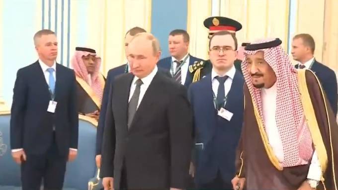 Владимир Путин - Азиз Аль-Сауд - Владимир Путин подарил королю Саудовской Аравии камчатского кречета - piter.tv - Россия - Саудовская Аравия