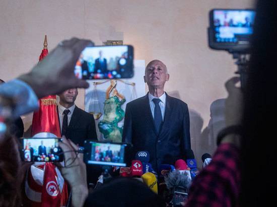 Саид Каис - Президентскую гонку в Тунисе выиграл профессор-«робокоп» - 365news.biz - Тунис