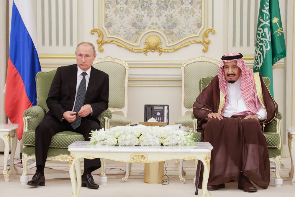 Владимир Путин - наследный принц Мухаммед - Путину в Эр-Рияде подарили картину с арабским орнаментом - ren.tv - Россия - Саудовская Аравия