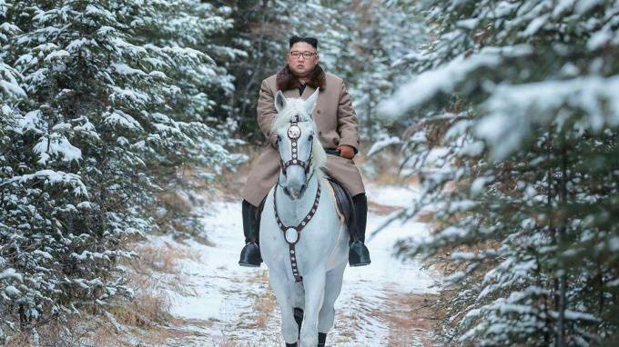 Ким Ченын - Ким Чен Ын устроил фотосет на белом жеребце - piter.tv - КНДР - Корея