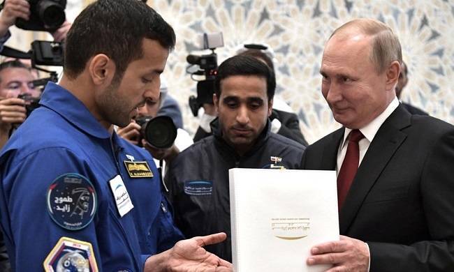 Владимир Путин - Vladimir Putin - Фото: эмиратские космонавты подарили Путину золотую монету - ren.tv - Россия - Абу-Даби