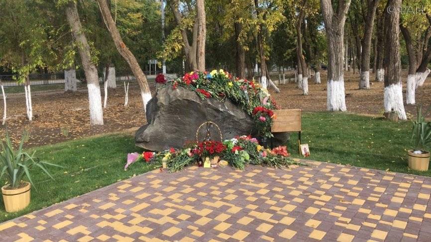 Владислав Росляков - ФАН публикует видео с места стихийного мемориала в Керчи в годовщину бойни - riafan.ru - Керчь
