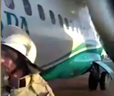 Видео: самолет выкатился за пределы ВПП при посадке в Якутии - ren.tv - Иркутск - Мирный