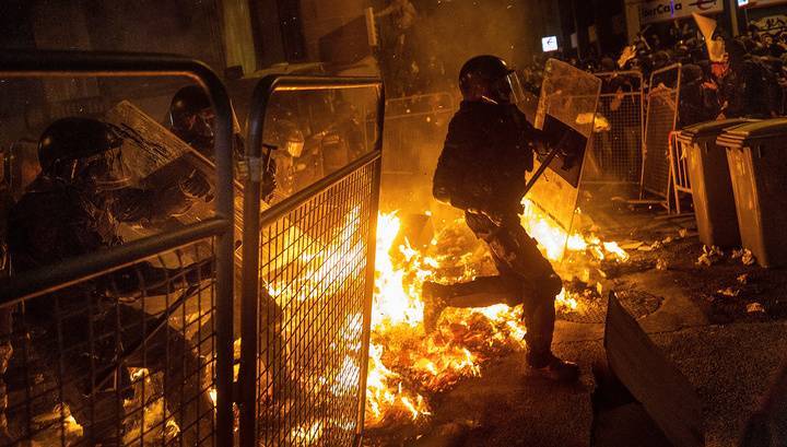 El Pais - В Барселоне ночью снова произошли беспорядки - theins.ru - Испания