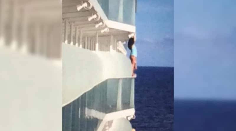 Пассажирка огромного круизного лайнера перелезла через перила балкона, чтобы сделать селфи - usa.one