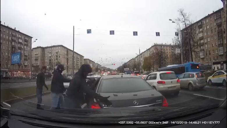 Видео дня:  преступники грабят автомобиль, стоящий на светофоре в центре Москвы - newizv.ru - Москва