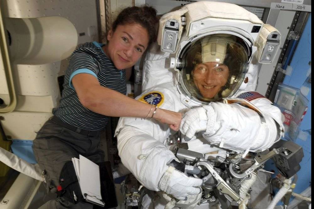 Джессика Меир - Кристина Кук - Впервые в открытый космос с борта МКС вышли две женщины - ren.tv - США
