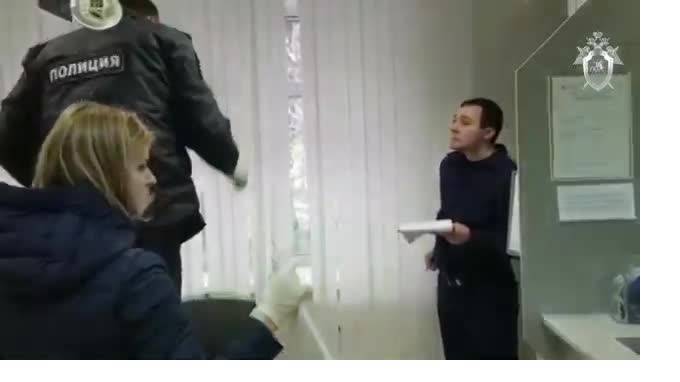 Опубликовано видео из банка в Екатеринбурге, где при попытке ограбления застрелили посетителя - piter.tv