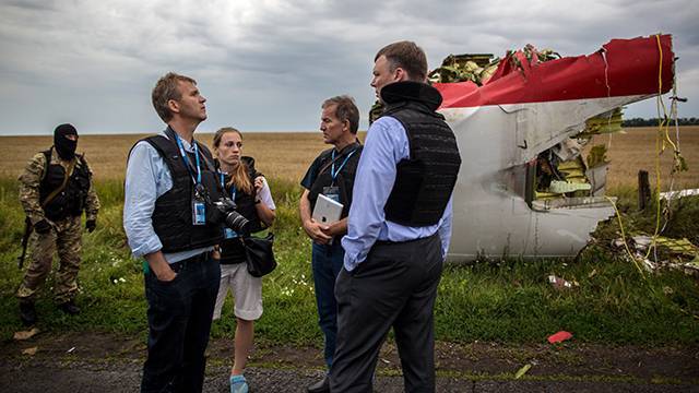 Стеф Блок - Правительство Голландии призвали изучить роль Украины в крушении MH17 - ren.tv - Украина - Голландия