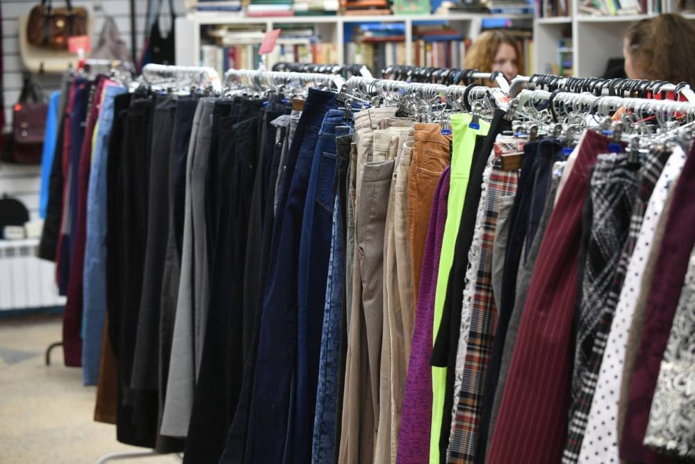 Каждый месяц благотворительный магазин «ТеплоОбмен» отправляет тонну одежды в районы Карелии - 365news.biz - Петрозаводск