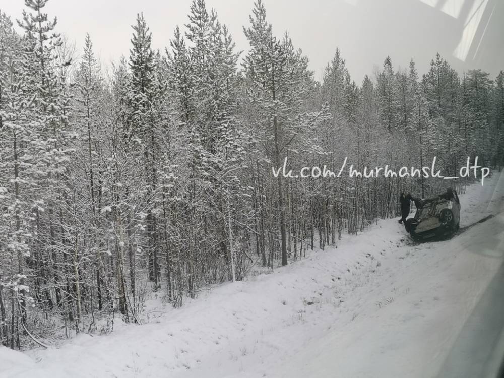 На снежной каше под Оленегорском автомобиль вылетел в кювет и перевернулся - wvw.daily-inform.ru - Мурманск - Оленегорск