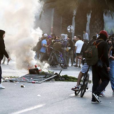 Себастьян Пиньера - По меньшей мере три человека погибли в ходе протестов в чилийской столице Сантьяго - radiomayak.ru - Сантьяго