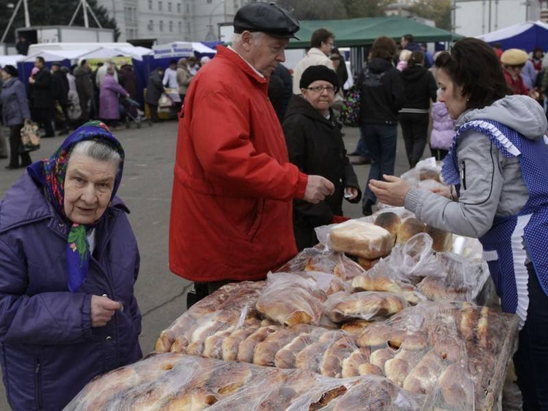 Росстат: у половины россиян хватает денег лишь на еду и одежду - news.ru - респ. Алтай