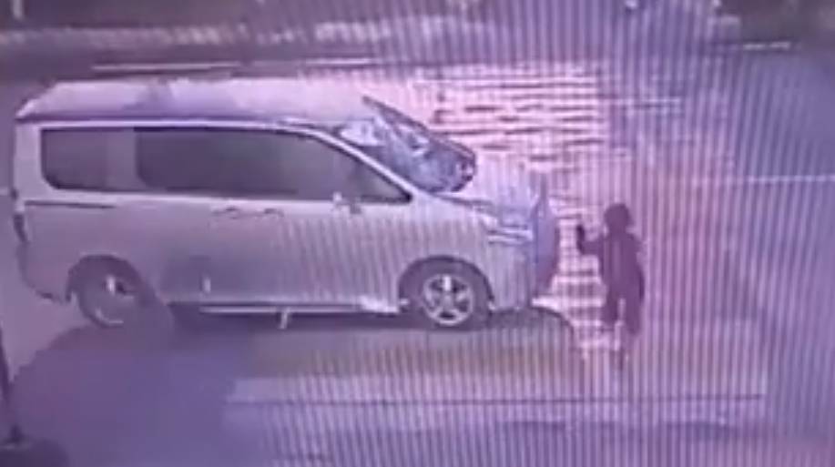 Видео: автомобиль сбил ребенка на переходе и скрылся - ren.tv - Приморье край - Дальнегорск