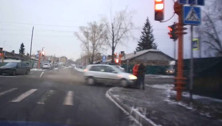 Ford Fusion - Прикрыл собой: в Кемерове легковушка сбила влюбленных и попала на видео - vesti.ru - Кемерово