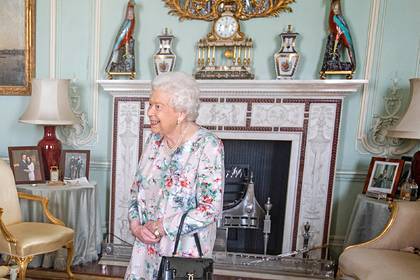 принц Уильям - Елизавета II - принц Гарри - Британская королева снова убрала подальше фото с Меган Маркл - lenta.ru - Гренада